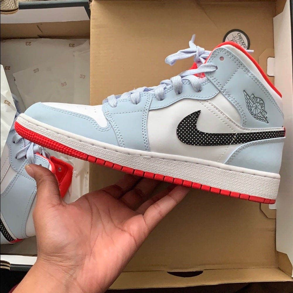 NIKE JORDANS SIZE 6Y ( size 8 in women’s)